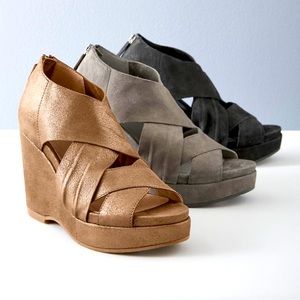 Eileen Fisher - Bella Tumbled Nubuck Leather Platform Wedges in Black